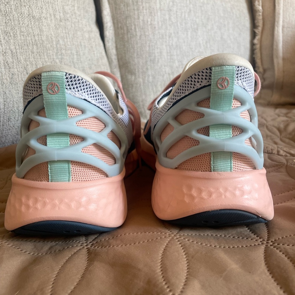 Kizik White/Blue/Pink Sneakers – Women’s Size 8.5